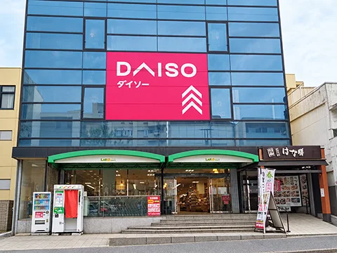 ダイソー ラコマート北松戸店の店舗外観（不要物を除去した加工写真）