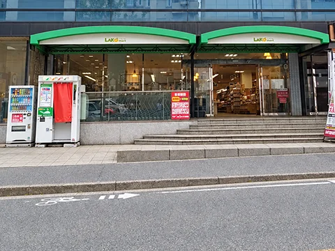ラコマート 北松戸店の店舗外観（不要物を除去した加工写真）